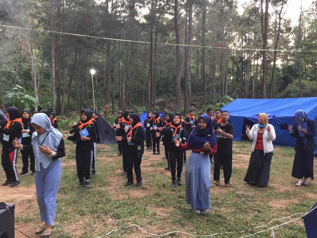 LDK OSIS SMK Kesehatan Purworejo di Curug Gunung Putri Bruno